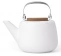 V jejich stylu: Čajová porcelánová konvice Nicole s nerezovým sítkem, objem 1 l, značka Viva Scandinavia, cena 995 Kč, www.naoko.cz