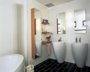 Charakter koupelny určují zařizovací předměty se zaoblenými tvary Kolekce Il bagno Allessi (umyvadlo 23 587 Kč, baterie Oras, 9 125 Kč)