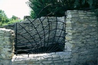 V zahradě je k vidění nejen bohatá sbírka druhů rostlin a inspirativní kompozice, ale i stylové prvky zahradní architektury