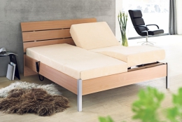 Polohovací komplet Plus E15, obsahuje postel 180 x 200 cm, polohovací rošt 90 x 200, matraci 90 x 200 cm, cena 26 996 Kč, www.jysk.cz