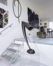 Stolní lampa byla realizována podle návrhu výtvarníka