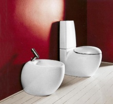 Oblázkový tvar má také volně stojící bidet, cena 15 343 Kč (bez DPH) a kombinační mísa s hlubokým splachováním, cena od 18 611 Kč (bez DPH)