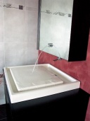 Ze série Puristic (KOHLER) je zrcadlová skříňka a umyvadlo s napouštěním, cena kompletu 45 292 Kč