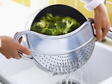 Bezpečné scezení horké vody umožňuje poklop s otvory Stabil. Cena 69 Kč, IKEA