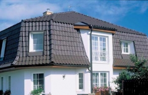 Mansardové zastřešení patří k těm náročnějším a často můžeme místo něho vidět spíš architektonické parodie. Mansarda na obrázku, krytá pálenou taškou Tondach, však vyhlíží impozantně