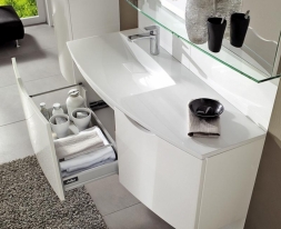 Umyvadlová skříňka z řady Next2U (VILLEROY &amp; BOCH) v provedení vysoký lesk Glossy White s litým umyvadlem z minerálů, cena od 23 000 Kč, KREINER EXKSLUSIV