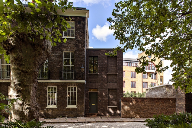 Přestože architekt využil pro novou část domu původní režné cihly, přístavba se nepodbízí svým sousedům a jasně dává najevo, že pochází ze současnosti.