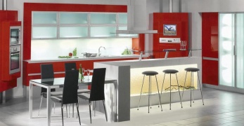 Kuchyň Imperial, dvířka MDF deska s lakem ve vysokém lesku, korpusy LPD deska a hliník, cena 25 000 Kč/bm nábytku (bez DPH), HANÁK NÁBYTEK
