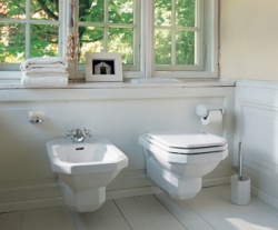 Závěsný klozet a bidet z řady Série 1930 vyvolává svým designem vzpomínku na prvorepublikové koupelny. Cena závěsného bidetu je 20 156 Kč, klozetu 21 061 Kč, sedátka 11 344 Kč, DURAVIT