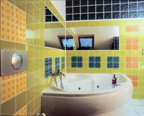 Dojem barevného prostoru obkladů Living color (Steuler) umocňují velká zrcadla nad vanou. Horní polovina příčky oddělující koupelnu od předsíně je vyzděná luxfery, díky kterým se do předsíně dostane denní světlo. Ceny obkladů: jednobarevný 1 499 Kč/metr čtvereční, dekor 105 Kč/ks, KOZÁK