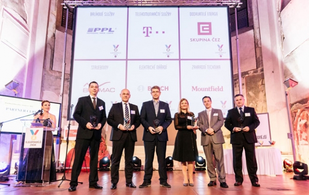 Ocenění Nejdůvěryhodnější značka 2017 za Bramac převzali generální ředitel společnosti Mag. Gerald Resch, MBA, CSE, a vedoucí marketingového oddělení Ing. Petra Sinkulová.