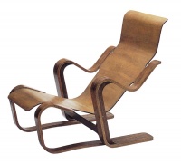 Křeslo z obýbané překližky navržené pro britksou nábytkářskou společnost Isokon Furniture Company, design Marcel Breuer, 1935-1936