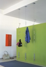 Závěsný věšák Air (Fly Line), rozměry 20 x 10 x 250 cm, závěsné lanko z lesklého chromu, možnost prodloužení na 3 m, cena 7 972 Kč, ABITARE