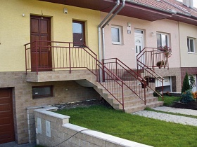 Další případ sousedské "dohody". Schodiště je sladěno, zbytek fasádových prvků nikoli