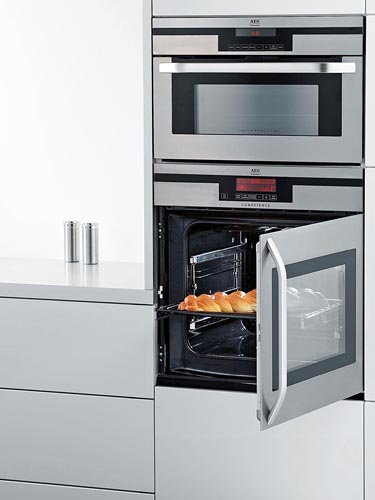 Ze série kompaktních vestavných spotřebičů je horkovzdušná trouba s mikrovlnami Micro Combi 9810 E (AEG), cena 39 990 Kč, ELECTROLUX