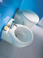 Kolekce Small+, ceny (bez DPH): závěsný klozet 8 267 Kč, WC sedátko 2 004 Kč, závěsný bidet 6 637 Kč, IDEAL STANDARD