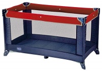 Cestovní postýlka Caddy se síťovanými postranicemi je praktická, lehká a bezpečná, rozměr 128 x 80 x  68, váha 10 kg. Doporučená cena 1 999 Kč, CHICCO