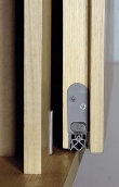 Mechanický práh je podstatným konstrukčním doplňkem zvukové izolace dveří. Je umístěn na spodní straně dveřního křídla a při jeho zavření padá dolů a zcela uzavírá mezeru, která je vždy ponechána mezi dveřmi a podlahou