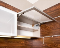 Detail výklopu hliníkových dveří Aventos od firmy BLUM