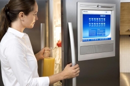 Chladnička Screenfridge (ELECTROLUX) je kromě řady nadstandardních funkcí vybavená integrovanou obrazovkou a patnáctipalcovým displejem, který umožňuje připojení na internet, sledování televize, posílání e-mailů, chatování a přehrávání MP3 záznamů, cena 250 000 Kč, ELECTROLUX	