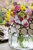 Různá dřevěná kolečka přidržují směs cibulovin (Narcissus, Tulipa, Fritillaria, Ranunculus, Muscari, Nectaroscordum, Hyacinthus, Papaver)