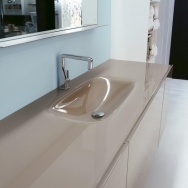 Skleněná deska s integrovaným umyvadlem (ANTONIO LUPI), v různých šířkách, hloubka 50 cm. Orientační cena 35 000 Kč, IL BAGNO