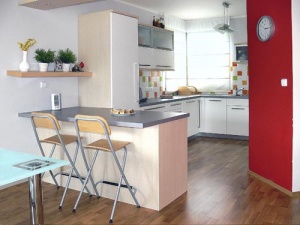 Pohledové boky z lamina s designem bříza jsou ze stejného materiálu, jako je nábytek ve zbývající části obytného prostoru