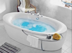 Samostatně stojící vana Prestige oval (KOHLER), 185 x 90 cm, prodává se s panelem nebo bez panelu, cena vany 28 580 Kč, chromové madlo (polička) 14 411 Kč, A-KOUPELNY