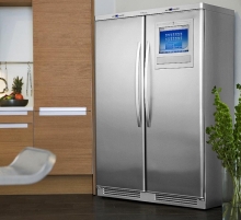 Chladnička Screenfridge (ELECTROLUX) je kromě řady nadstandardních funkcí vybavená integrovanou obrazovkou a patnáctipalcovým displejem, který umožňuje připojení na internet, sledování televize, posílání e-mailů, chatování a přehrávání MP3 záznamů, cena 250 000 Kč, ELECTROLUX	