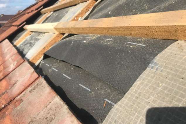 Volně expandující pěna způsobuje vyboulení fólie k laťování. I z těchto důvodů nelze tento typ izolantu považovat za vhodný (zdroj: Dörken)