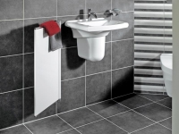 Nejen jako radiátor, ale zároveň i sušák na ručníky slouží otopné těleso Planus (VILLEROY &amp; BOCH). Na stěně je připevněný pouze jednou svou hranou, a tak ho lze natáčet – pouze na vás záleží, zda ho „uklidíte“ rovnoběžně se stěnou nebo ho vytočíte do prostoru. Cena se pohybuje od 13 000 Kč výše, KREINER EXKLUSIV