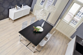 Laminátová podlaha v designu bělených selských borovicových prken dokonale ladí s interiérem a zároveň ho zatepluje