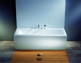 Akrylátová vana Living (LAUFEN), rozměry 170 x 75 cm. Cena vestavné verze 15 818 Kč, s konstrukcí a krycím panelem 25 185 Kč, LAUFEN BATHROOM