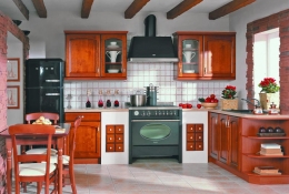 Sestava Melos ze skupiny Classic Line, dvířka jsou z masivu v barvě bříza Orange, korpusy v barvě višeň Elba. Cena 43 791 Kč (bez dřezu, baterie a spotřebičů), JAMALL