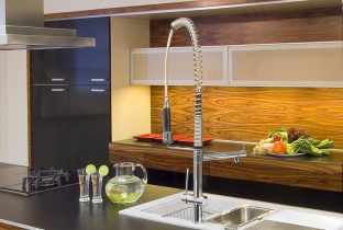 Elegantní kuchyňská sestava, kombinace černého laku ve vysokém lesku a palisandrové dýhy, kompaktní deska, 12 mm silný laminát
