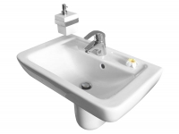 U toalety je klasické umyvadlo Subway (VILLEROY & BOCH), cena 4 132 Kč, umyvadlová baterie (GROHE) 3 934 Kč