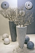 Glitter Ambience, výška 100 cm, Ø 46 cm, cena 7 662 Kč, suchá dekorace z jednoduchých barvených větví cca 1 200 Kč, cena dekorativních koulí od 2 152 Kč, cena dekorace na zeď od 1 635 Kč, FLOREN