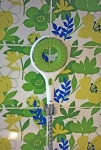 U vany je úsporná ruční sprchová hlavice (GROHE) v zeleném provedení, cena 2 960 Kč, obklad Felicity (25 x 40 cm), cena 407 Kč/kus