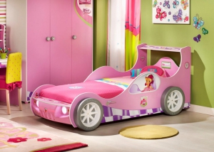 Postel Miss Racer (Čilek), 110 x 95 x 210 cm, součástí postele je klíček, který po zasunutí do „zapalování“ rozsvítí světla v přední části, cena 13 490 Kč, www.antee.cz