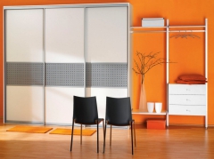 Skříň Indeco, dveře AL Comfort, anodovaná, výplň stříbrný perfonet, lamino bílá perlička, korpus lamino bílá perlička, hliníkový systém Liana, cena od 25 000 Kč, www.indeco.cz