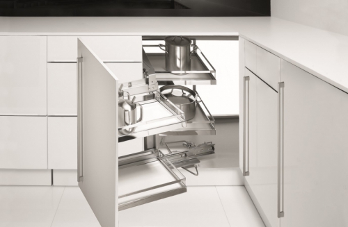 Systém Moving Corner (Hettich) nabízí optimální využití rohových skříněk s šířkou 900 a 1000 mm. K dispozici je v levém i pravém provedení, www.hettich.cz