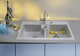 Keramický dvoudřez Sinus double se instaluje do skříňky široké 90 cm, vnější rozměry 87 x 51 cm, cena dřezu od 22 420 Kč, SYSTEMCERAM