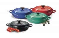Litinové nádobí (LE CRUSET) se vyrábí ve čtyřech barvách. Cena (podle velikosti) od 2 000 Kč, LA VECCHIA BOTTEGA