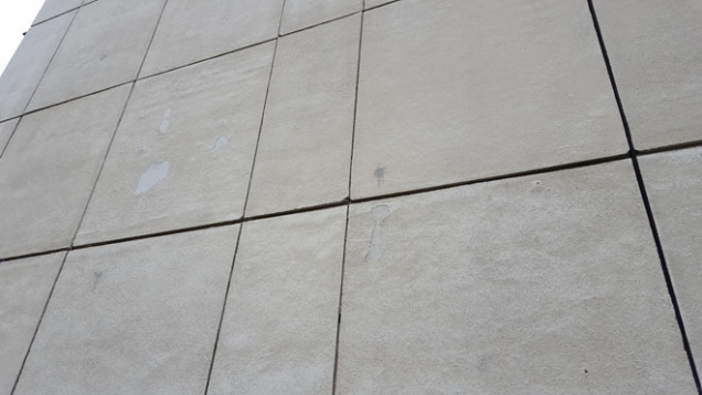 Betonové panely byly poměrně zdravé. Místy docházelo k odlupování svrchní vrstvy. Dále byly zaznamenány trhající se rohy panelů a obnažené spoje ve spárách, kde k sobě doléhá výztuž. (Zdroj: Knauf Insulation)