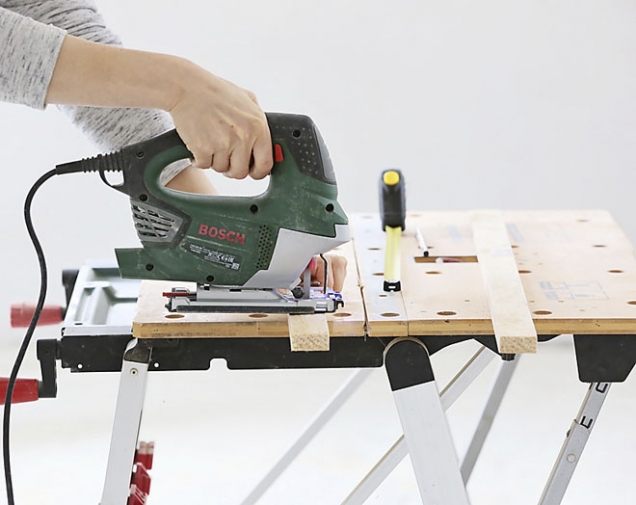 2. Změřte šířku této sestavy hranolů a mezer, v našem případě je to 32 cm. Kratší hranoly přímočarou pilou zkraťte na délku 32 cm.