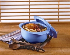 Speciální plastový materiál pekáče Ultra plus odolává teplotám od -35 do 230 °C. Cena 1 820 Kč, TUPERWARE