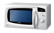 Festovní držák: Za průměrnou internetovou cenu 150 euro (u nás kolem 4 500 Kč) pořídíte elegantní mikrovlnku s grilem Samsung CE282. Dominující masivní držák dvířek otevírá vnitřek o obsahu 23 l, kam se vejde talíř o průměru 29 cm. Výkon 850 W mikrovln a 1 100 W grilu v sedmi úrovních využije 60minutový timer, orientaci usnadní digitální displej. Vnitřek je ze speciálního keramického povrchu testovaného proti poškození
