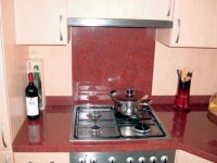 Obklad ze švédské žuly Imperial Red stojí 4 000 Kč/m v šíři 50 cm (GRANIT HOLEC)