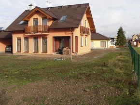 Pohled z jihovýchodního rohu zahrady směrerm k domu