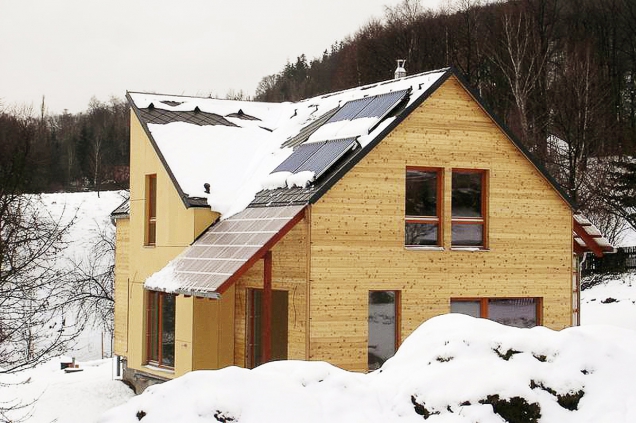 Šikmé střechy s hladkou krytinou a protisněhovými zábranami jsou funkční i moderní (návrh Ing. arch. Pavel Šmelhaus)